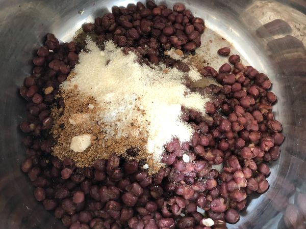 再把紅豆倒回鍋中，加糖，鹽和油，拌勻。
使用 “Saute” 以 低壓煮15分鐘。
加糖後，你會看到紅豆出水。用矽膠刮刀攪拌底部以免燒焦。