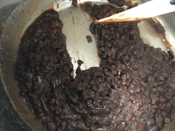 煮的過程水會收乾，刮開鍋底，見撥開之處的紅豆呈現泥糊狀就可以了。
這是含有顆粒的豆沙，可作餡料～全放涼後，就可食用！如果想要更細緻一點的口感可以再用食物調理機打得更細一點。