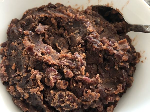 放涼之後會變得更乾，所以在煮的過程中我是開蓋攪拌，一邊留意湯汁有沒有過乾，如果放涼之後覺得太乾，可以再加入剛剛濾過的紅豆水攪拌一下會變得較為濕潤。