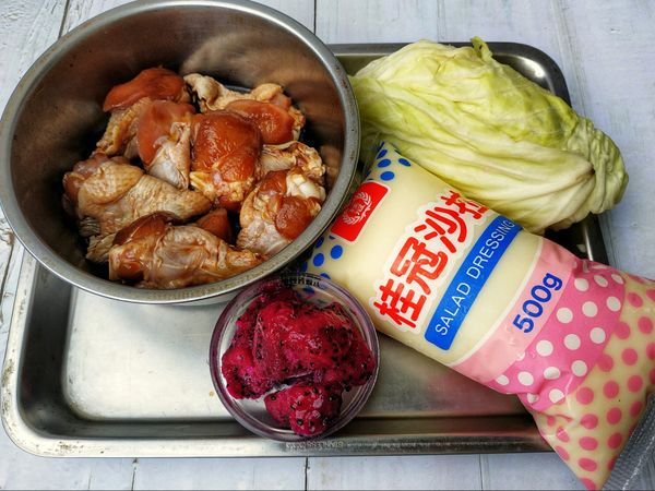 準備好所有食材，小雞腿用醃料醃製約20分鐘