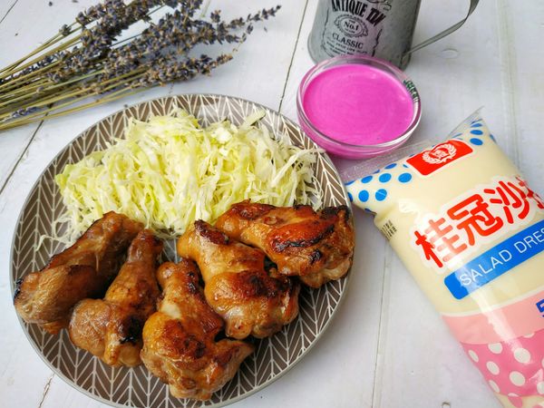 盤中鋪上高麗菜絲在放上煎/烤好的小雞腿，食用前淋上紅龍果沙拉醬即可