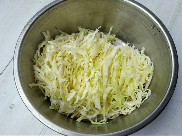 高麗菜切絲泡水冰鎮
紅龍果沙拉醬：紅龍果數塊用調理器打成泥在與桂冠沙拉醬拌勻