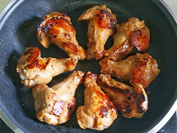 醃製好的雞腿下鍋煎熟或是也可以用小烤箱烤熟