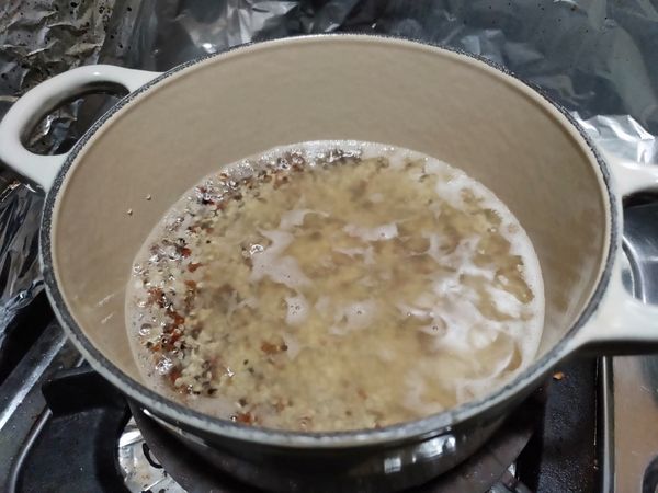 以1杯藜麥3杯水的比率,大火煮沸,撈除浮沫,轉小火蓋鍋蓋煮約20分鐘~熄火後先不掀蓋,燜10分鐘以上都無仿！