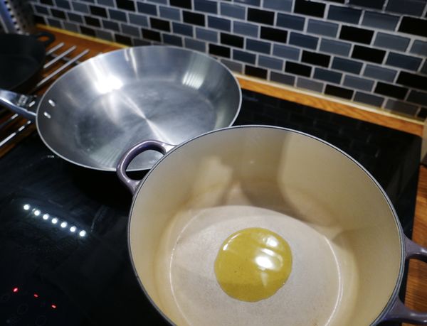 準備兩個鍋子，一個燉煮用的(保溫效果好的鍋子)，一個大而平整的平底鍋