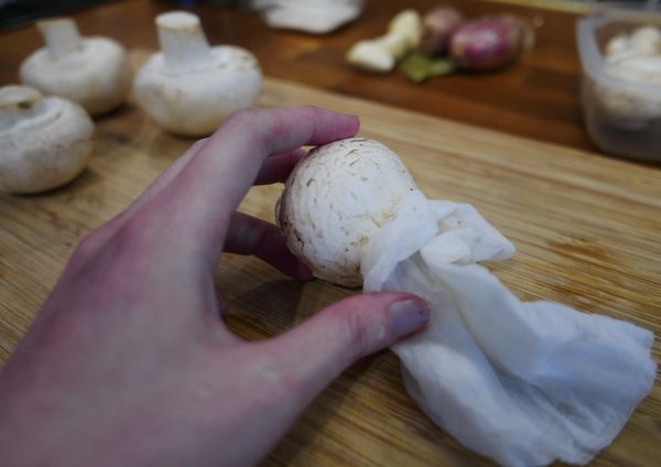 關於整理蘑菇這件事，菇類請不要水洗，會將其美好的香氣給洗掉的，如果你嫌棄他很髒請拿一塊廚房紙巾沾濕，溫柔且耐心地擦拭它！
菇類真的不要洗！求你了！！