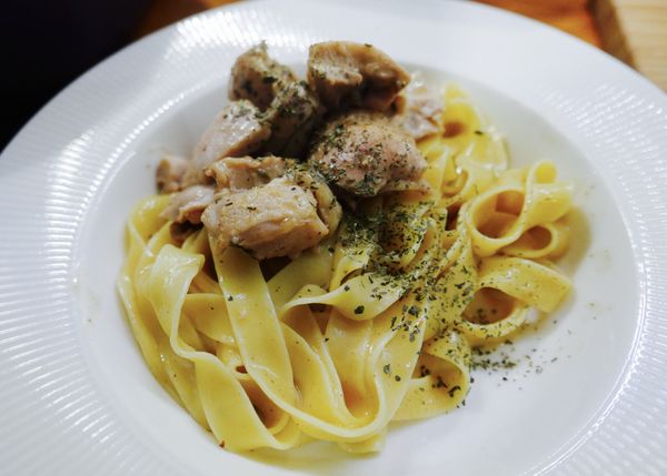 最後拿個漂亮的盤子擺盤一下，撒上巴西里，今晚又是美美的一餐呢～