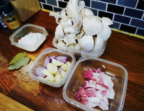 將蘑菇切塊，培根切約4X2大小的方塊，紅洋蔥 大蒜切塊狀備用