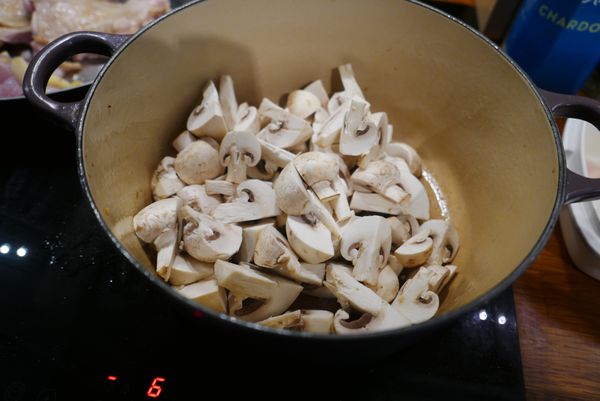 放蘑菇，蘑菇熟成要一點時間，將他們攤平放置約1分鐘後再來翻拌一下