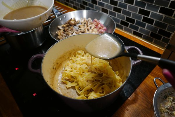 煮一鍋義大利麵，放近燉鍋裡淋上幾大湯匙的醬汁拌炒一下