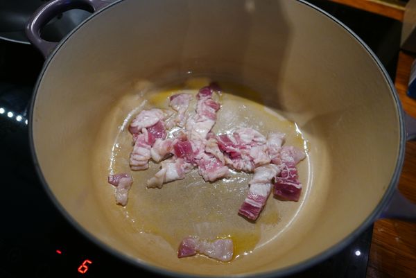 冷鍋冷油中大火下培根