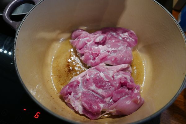 雞腿肉皮朝下煎，煎至表皮金黃再翻面將肉煎至定型即可(等等還要燉不用熟)