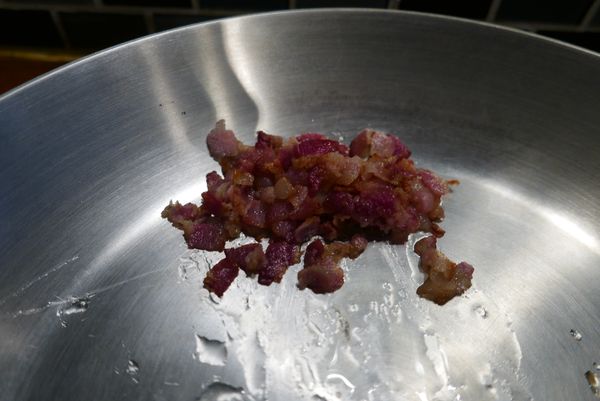 放在旁邊的平底鍋上待用