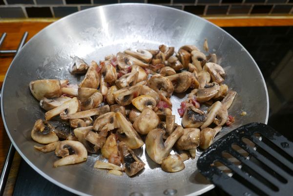 最後把培根和蘑菇拌炒一下簡單撒上大蒜鹽或者胡椒鹽就可以上菜拉～