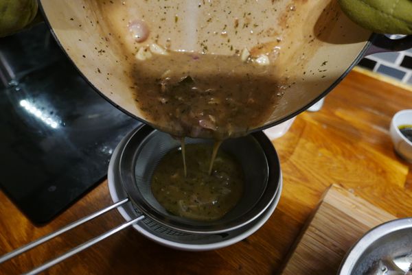 然後叫上家裡那位正在吃雞或者在吃雞路上的壯丁幫你舉起鍋子，準備一個濾網將醬汁過濾出來