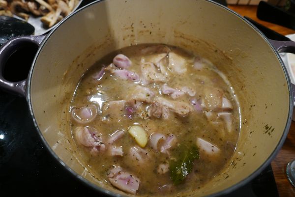 放入剛剛切好的雞腿肉，蓋鍋蓋轉大火手放在鍋蓋上感覺到拼拼澎澎的手感就轉中小火燉30分鐘!
正宗的Coq au vin會將蘑菇和培根一起扔下去燉煮，可是這樣煮出來的蘑菇和培根都爛爛的不好吃了，所以我把它們扣留在平底鍋上等等做配菜