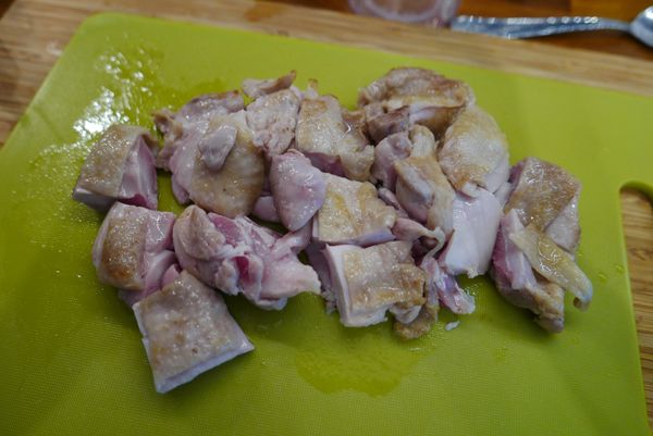 在炒蘑菇的時候把放涼的雞腿肉切塊