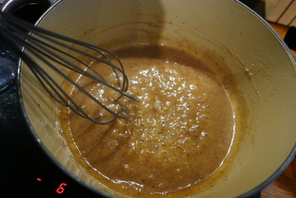 麵糊變棕色時請立刻加入白酒100ml，攪拌均勻後再加入剩下的100ml，
用打蛋器將麵糊攪拌至光滑無顆粒，如果你覺得麵糊太乾可以多加點白酒