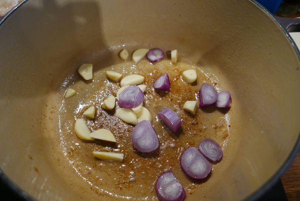 轉中火下紅蔥頭和大蒜，炒至香味出來紅蔥頭微微透明，大蒜微焦即可撈起待用