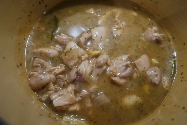 30分鐘後煮的樣子，用夾子把雞肉撿起來