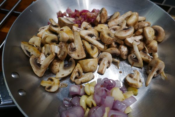 大約拌炒個7~10分鐘蘑菇的香氣出來表面焦黃也略為出水就可以撈出來備用了