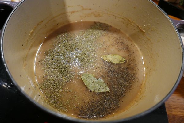 再來是試味道的環節～
加入雞高湯 百里香 月桂葉 黑胡椒煮滾，試味道如果你手邊的白酒偏酸可以多放點糖綜合一下，鹽的部分建議比平常吃的味道再鹹一些