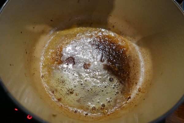 接下來是一整組非常快速的步驟請將(奶油 麵粉 白酒準備好喔！！)
中小火放入奶油