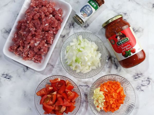 先把材料都先切一切，準備好就開始動工。