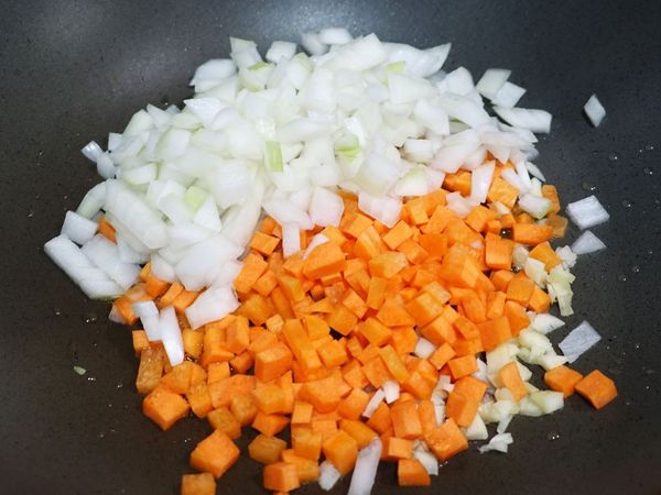 下一點油，把洋蔥、紅蘿蔔、蒜頭炒香。