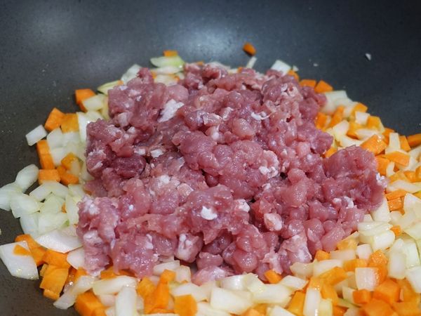 洋蔥變色以後加入絞肉，買來的絞肉比較粗，我有再剁一次。