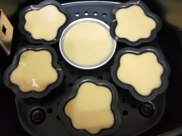 模具抹油
調好的雞蛋糕糊，倒入模具6.7分滿


（圖片裝太滿會爆開哦）