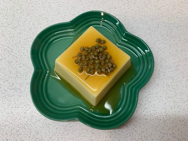 蛋豆腐上放入山椒淋入醬汁即可