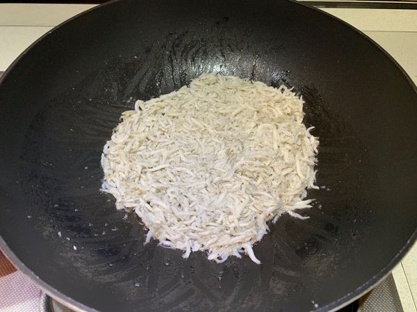 勿仔魚入鍋炒至略焦