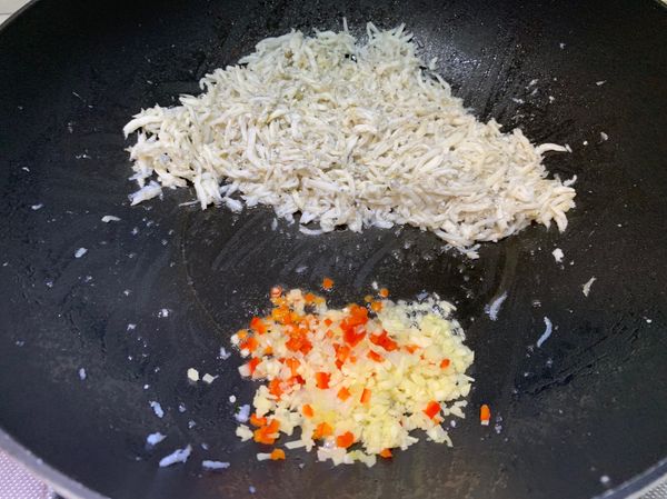 在放入辛香料爆香