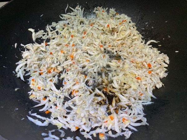 淋入料酒即淡醬油炒勻