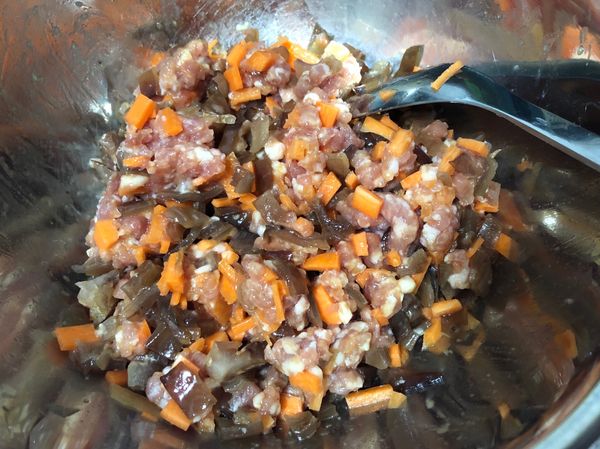 紅蘿蔔、黑木耳切丁並把其他食材加入攪拌均勻