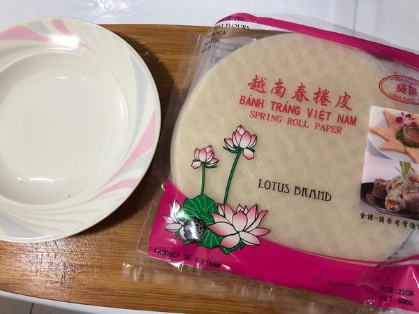 用水沾濕春捲皮使餅皮變軟
並把餅皮切對半