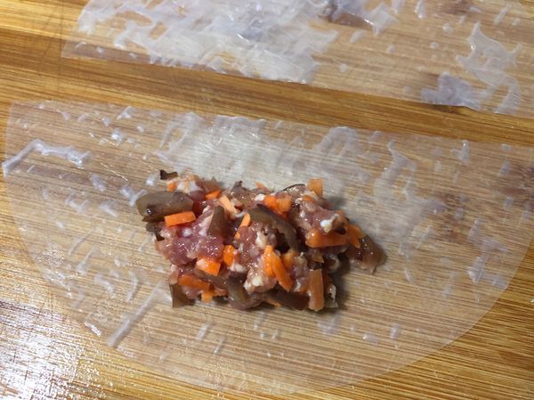 把餡料放置中間包起