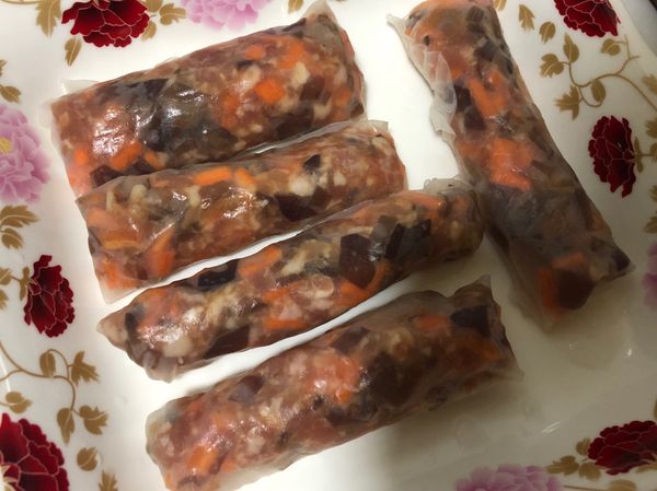 放置平底鍋加油半煎半炸即可（也可放置氣炸鍋180度約10分鐘即可）