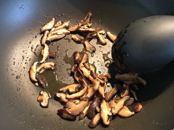 加油將香菇爆香