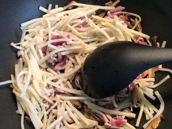 加入筍絲和醬油