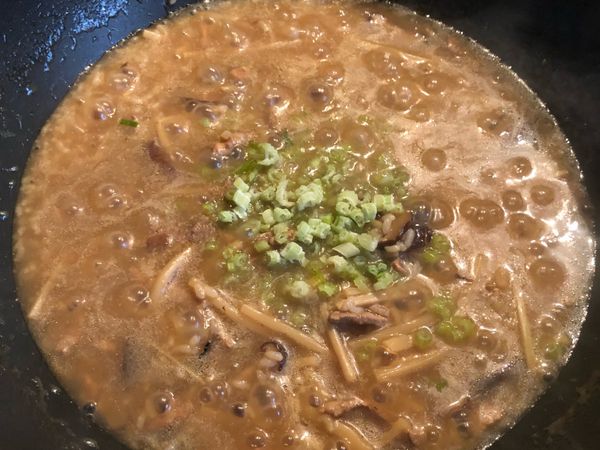 關火前加入芹菜和調味