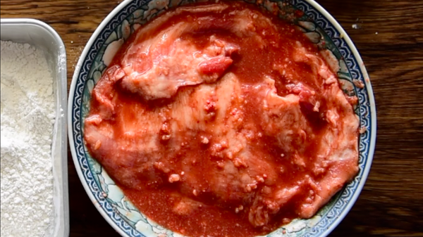 倒入所有調味料及一小撮的木薯粉 並充份拌勻按摩松板豬 放置冰箱醃至少3小時以上