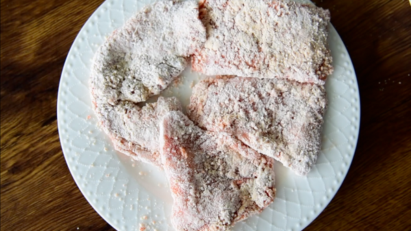 取出醃好的松板豬 切成適當大小 再均勻沾裹木薯粉 靜置5-10分鐘反潮