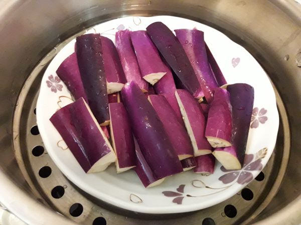 茄子切擺方式
茄子蒸熟的速度蠻快的像圖片這樣一盤
8~10分鐘就熟透了