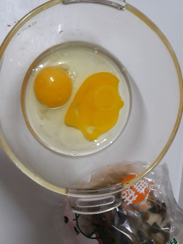 將雞蛋打入料理碗內。