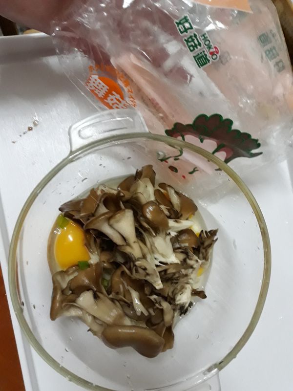 好菇道舞菇拆開包裝，切去根部，剝小塊，放入料理碗內拌勻。