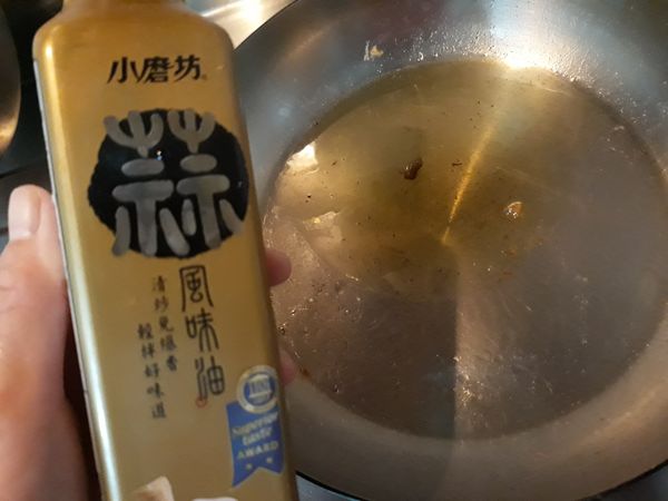 加熱平底鍋，倒入小磨坊-蒜風味油加熱。