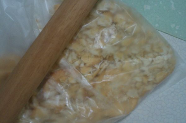 [餅乾底]將餅乾放在塑膠袋中~壓碎~加入融化的奶油