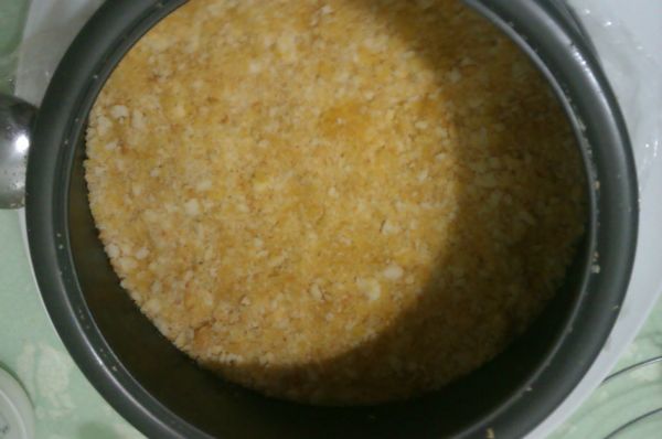 把攪拌好的餅乾倒入模型底部壓緊,放入冰箱冰硬(模型底部要先鋪層保鮮膜